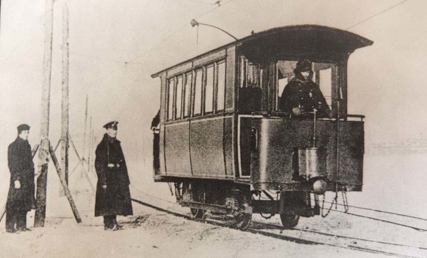 ЛЕДОВЫЕ ТРАМВАИ, КОТОРЫЕ ХОДИЛИ ПО НЕВЕ В конце позапрошлого века в Петербурге запустили трамвай на электрической тяге, однако ездил он не по обычной земле, а по льду, на котором были