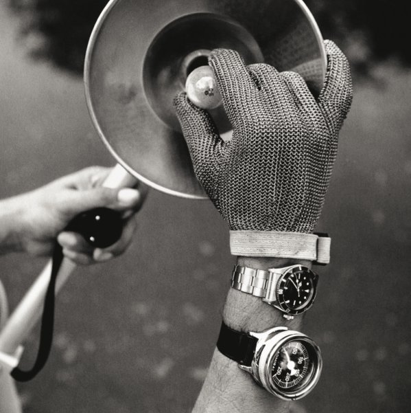 Перчатка из металлической сетки, напоминающая латную рукавицу крестоносца, защищала руку Но чьюЭто рука фотографа Луиса Мардена: он меняет лампочку фотовспышки во время фотосессии на