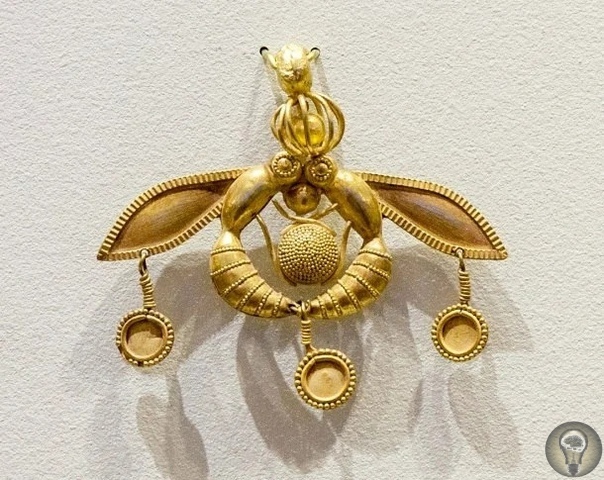 Минойские пчелы - Уникальный артефакт, обработку которого сложно объяснить примитивными инструментами Находится артефакт в музее Ираклиона, как и другие находки, наиболее известная их таких -