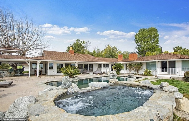 Ким Кардашьян и Канье Уэст купили скромное ранчо за 3 миллиона долларов Ким Кардашьян и Канье Уэст расширили свои владения в Хидден-Хиллс.В престижном районе Калифорнии и одном из самых