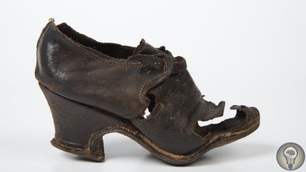 Всего сто лет назад британцы прятали в стенах своих домов обувь, чтобы уберечься от зла На британских островах в тысячах домов скрыты в стенах и в разных тайниках ботинки и туфли. Старая