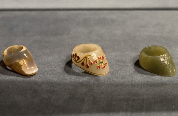 Кольцо лучника Люди стали носить кольца в эпоху палеолита, которая началась 2,6 млн лет назад и продолжалась до 10 000 лет до н. э. Но если женщины использовали их в качестве украшений, для