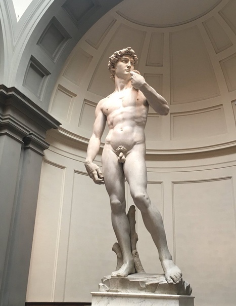 Статуя Давида, обложенная кирпичами для защиты от бомбежек, во время Второй Мировой войны