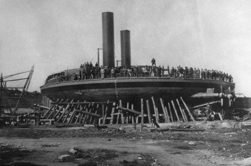 Российские круглые военные корабли Во второй половине 19-го века при строительстве кораблей стали переходить от дерева к железу, а многие инженеры считали, что пришло время экспериментировать с