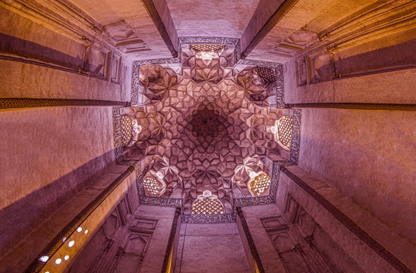 Иранский фотограф Фатима Хумейн Агей делает гипнотически прекрасные снимки старинных храмов и зданий в родной стране Больше всего ее привлекают мечети и минареты в городе Эсфахане, расположенном
