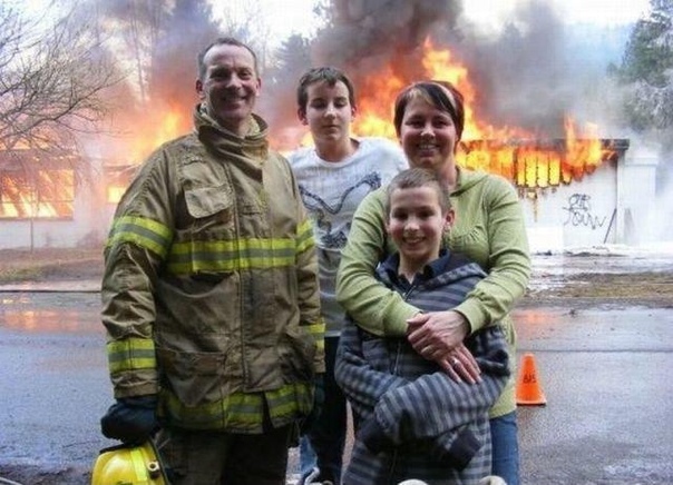 Американские пожарные сделали селфи на фоне горящего дома 