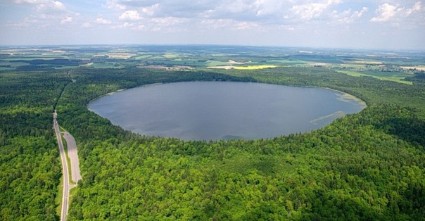 МИСТИЧЕСКОЕ ОЗЕРО СВИТЯЗЬ В Гродненской области на территории сразу двух районов Карелического и Новогрудского посреди живописного лесного массива находится, пожалуй, самое загадочное озеро
