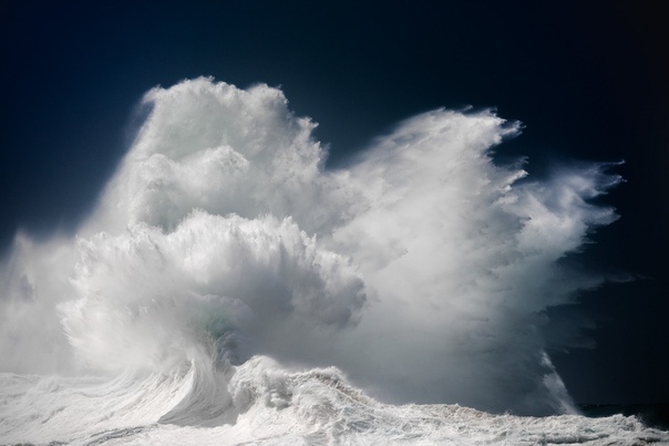 Фотохудожник из Сиднея обожает океан Наблюдая за процессами, происходящими в природной стихии, с помощью фотографии он размышляет о том, как определяются ценности в современном мире; о пользе