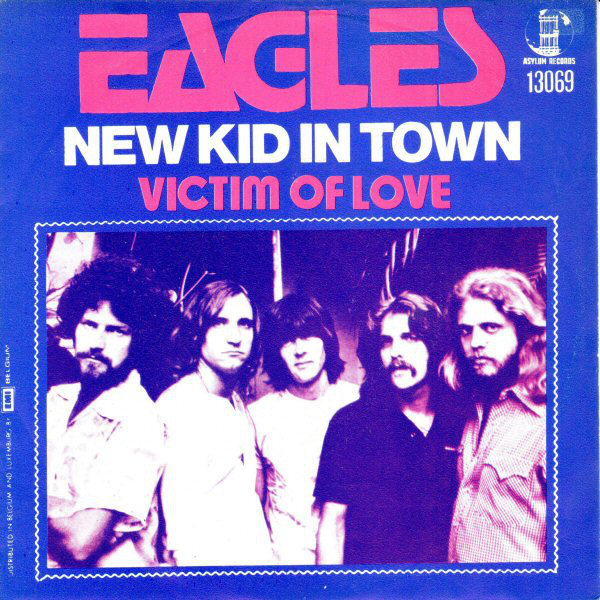 EAGLES - NEW ID IN TOWN New id in Town  - песня группы Eagles с альбома 1976 года Hotel California . Она была написана в соавторстве Доном Хенли, Гленном Фреем и Дж . Д. Саутером . Вышедшая