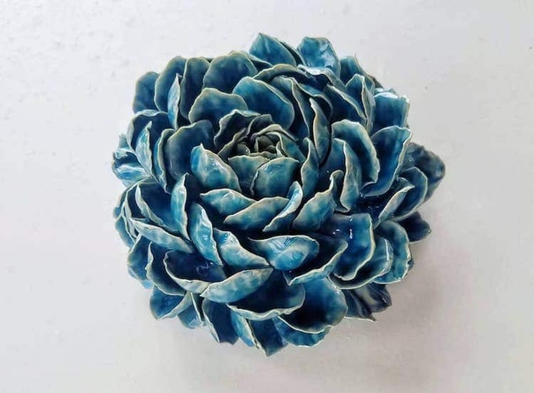 Фарфоровые цветы Американский художник-самоучка Оуэн Манн умеет вдохнуть жизнь в глину. Он создает керамические цветы из десятков, а иногда и более сотни лепестков. При этом каждый лепесток